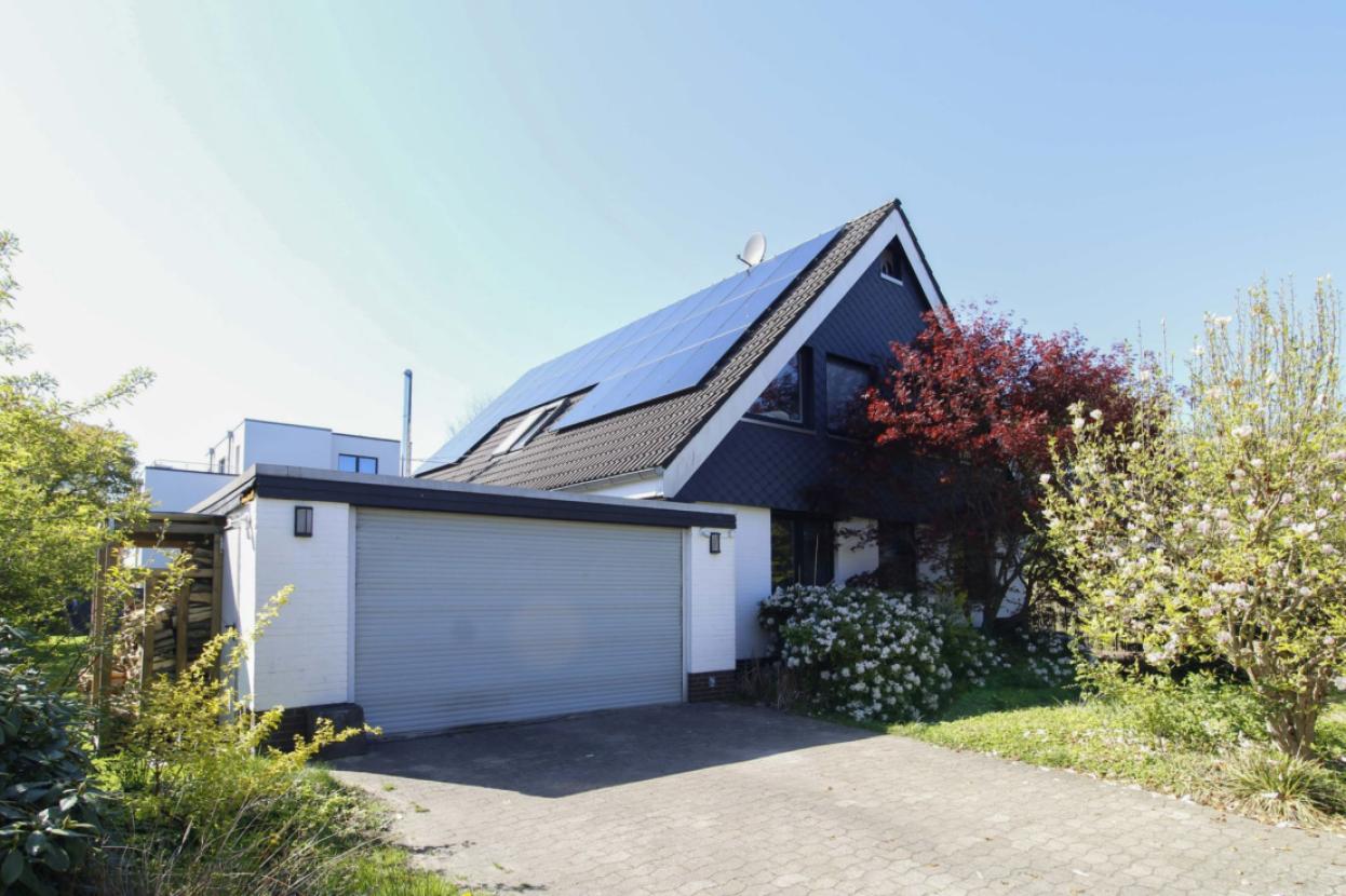 Straßenansicht mit Garage