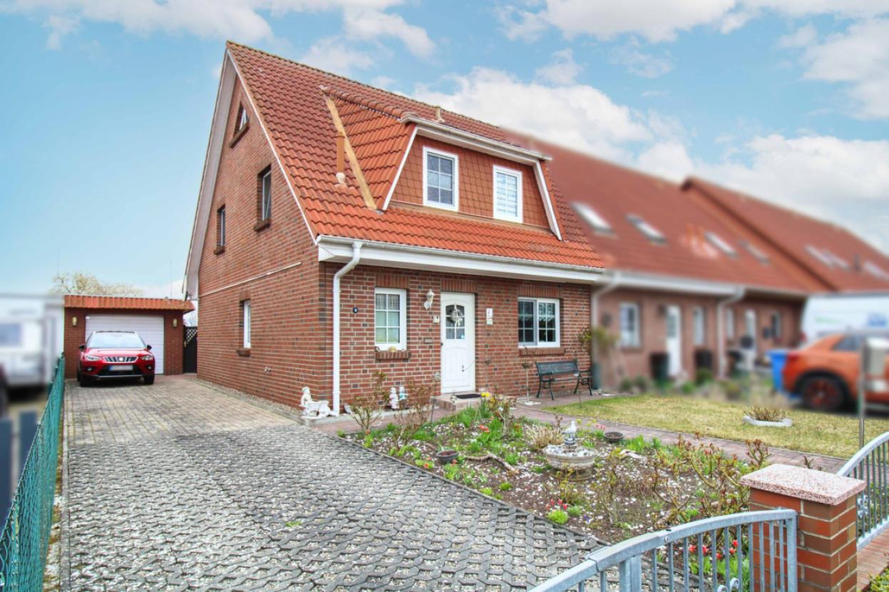 Seitenansicht mit Einfahrt