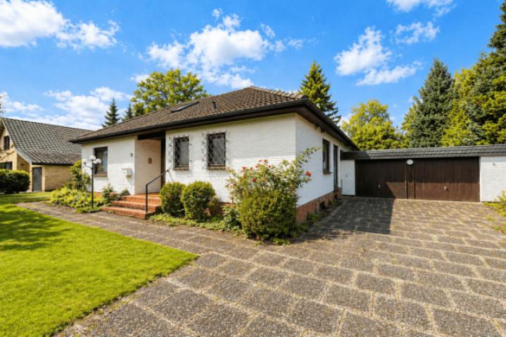 Einfahrt mit Doppelgarage