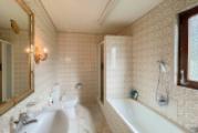 Badezimmer_mit_Dusche und_Wanne