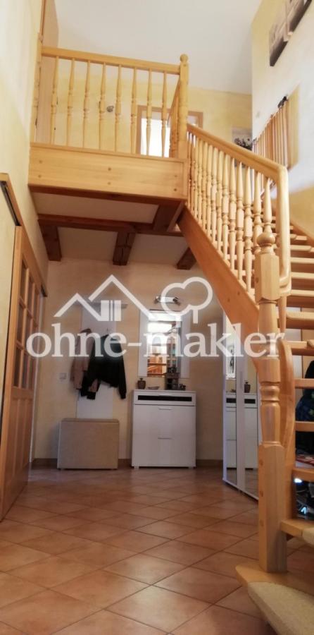 Flur EG mit Treppe zum OG