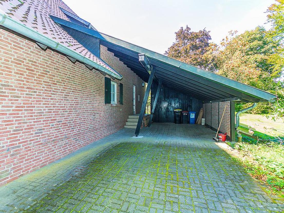 Hauseingang & Carport