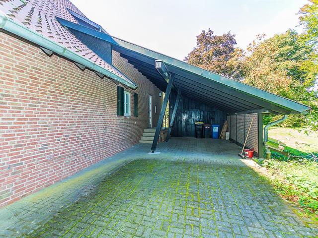 Hauseingang & Carport