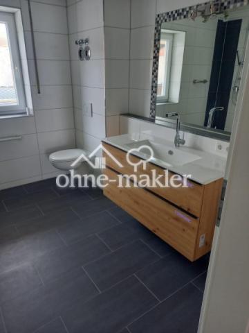 Waschbereich und Toilette