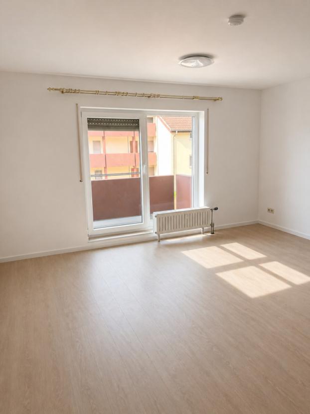 Heller Wohn-und Schlafbereich mit Zugang zum Balkon