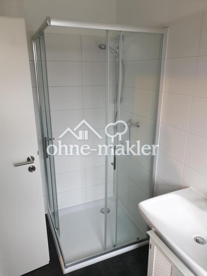 Bad mit Dusche und Fenster
