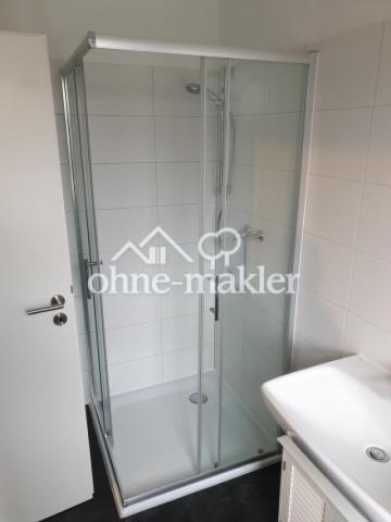 Bad mit Dusche und Fenster