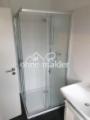 Bad mit Dusche und Fenster