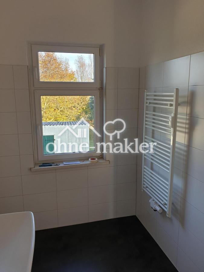 Bad mit Dusche und Fenster