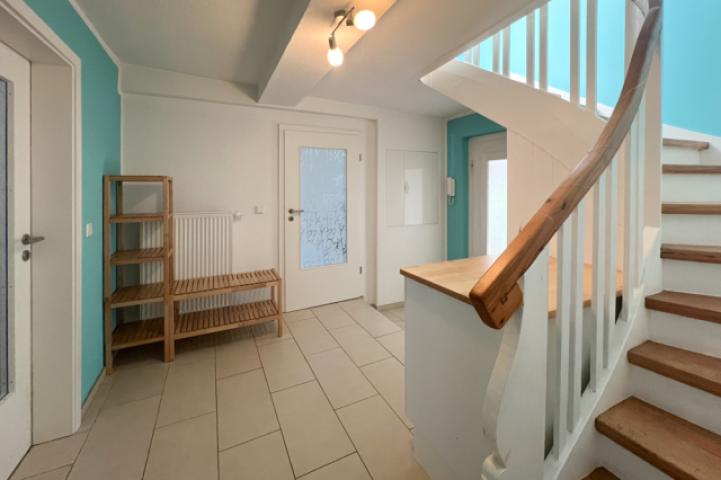 Holztreppe zum Obergeschoss