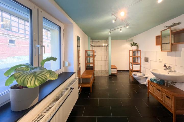 Tageslichtbad mit Dusche und Badewanne