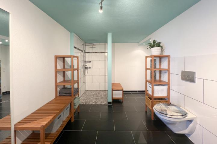 Große ebenerdige Dusche