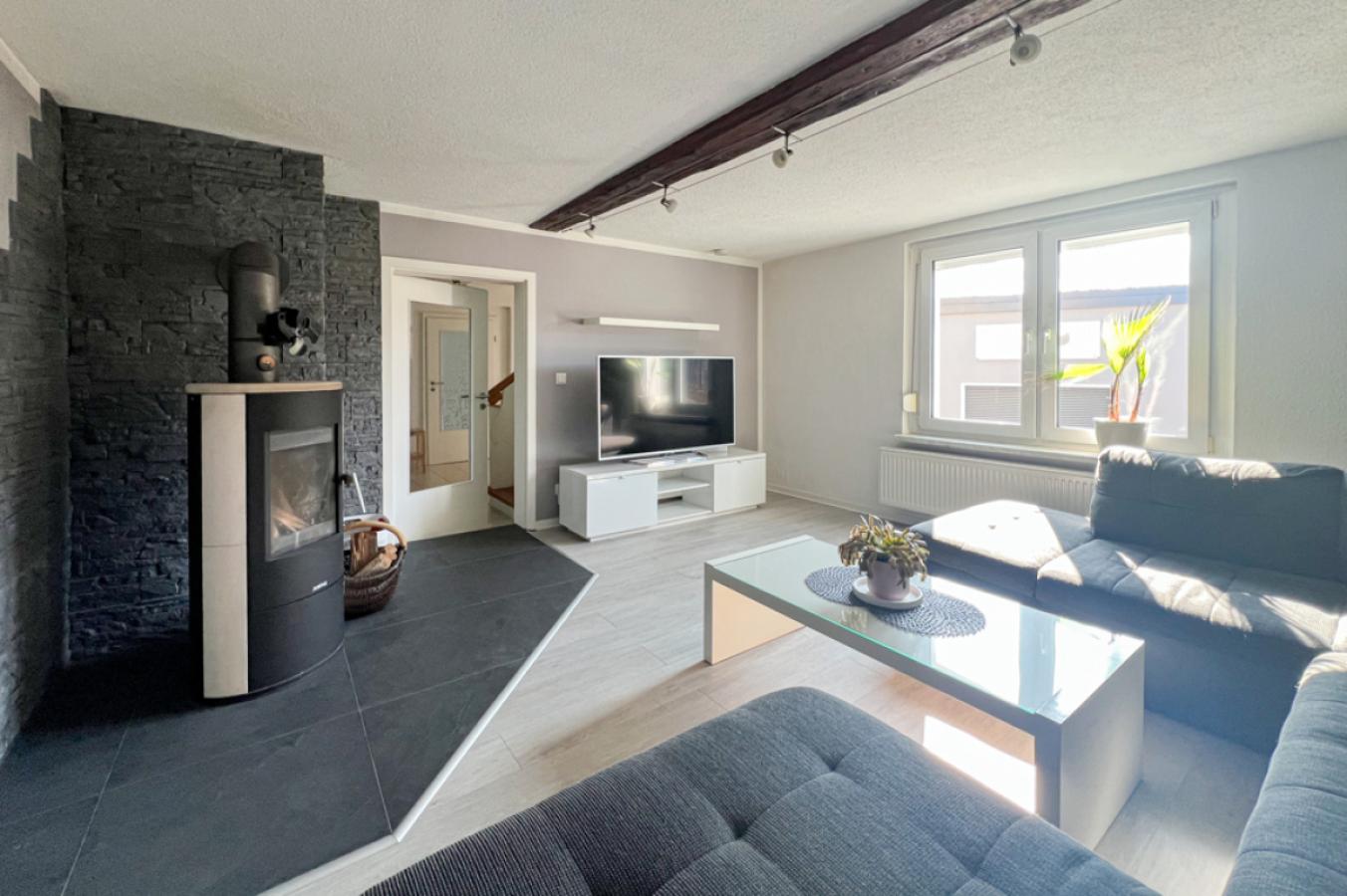 Wohnzimmer mit Kamin- Blick in den Flur