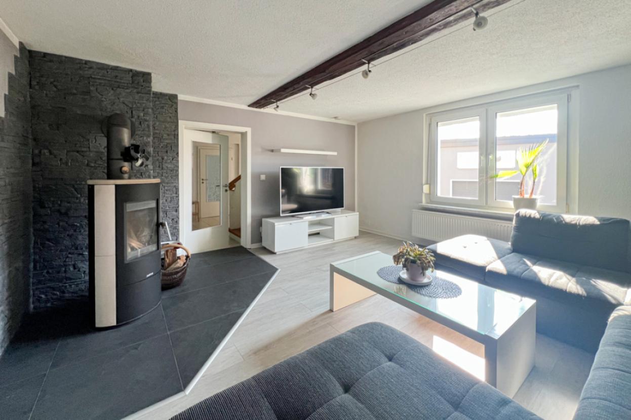 Wohnzimmer mit Kamin- Blick in den Flur