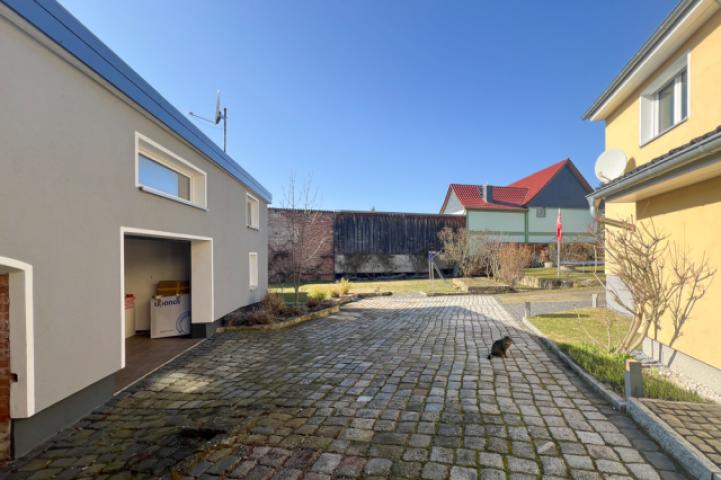 Innenhof zwischen Wohnhaus und Hinterhaus