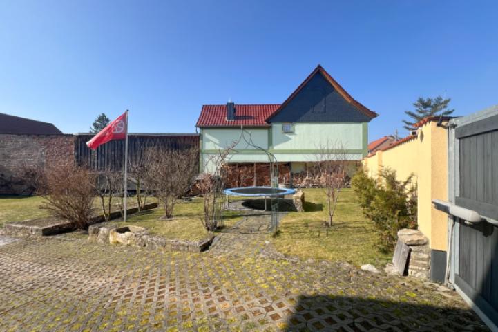Garten mit Holzlager