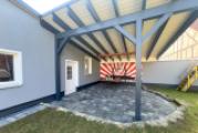 Carport, der sich als überdachte Terrasse deffiniert
