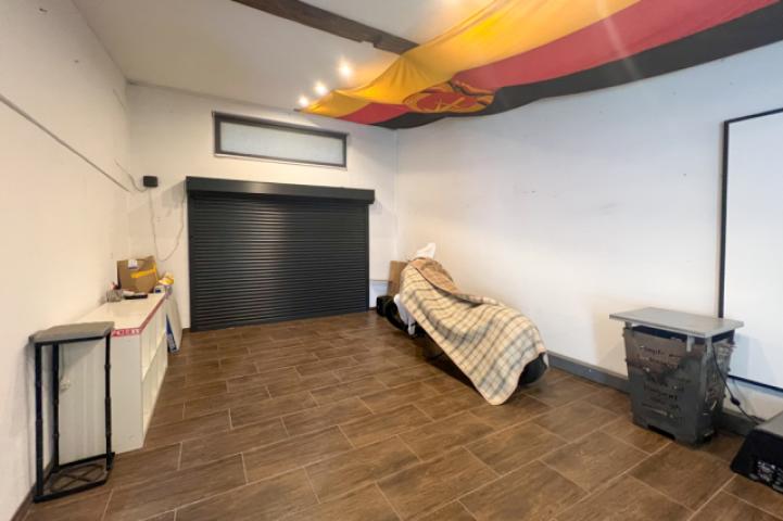Große Garage im Hinterhaus