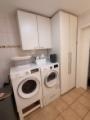 Bad mit Dusche und Waschmaschine und Trocknerstellplatz