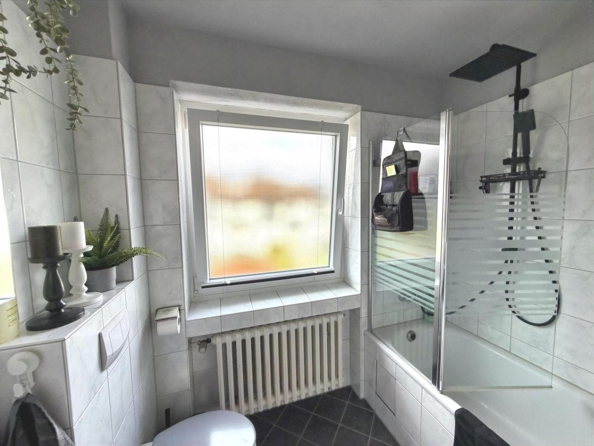 Tageslichtbad mit Badewanne
