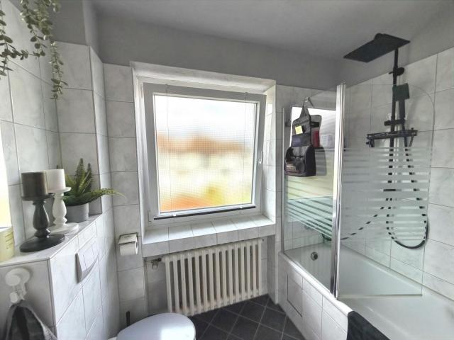 Tageslichtbad mit Badewanne