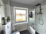 Tageslichtbad mit Badewanne