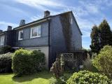 Hausfront mit Garten