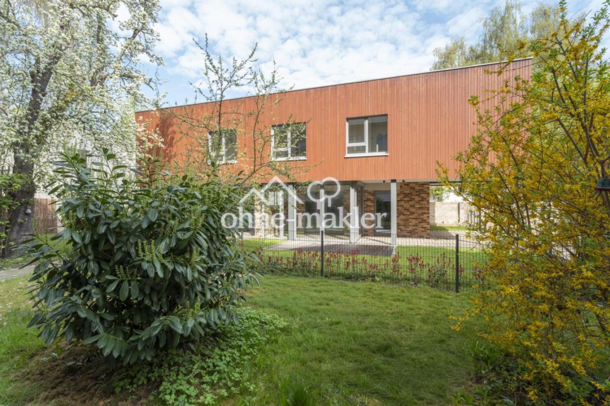 Hausansicht und Garten 