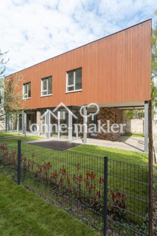 Hausansicht und Garten 