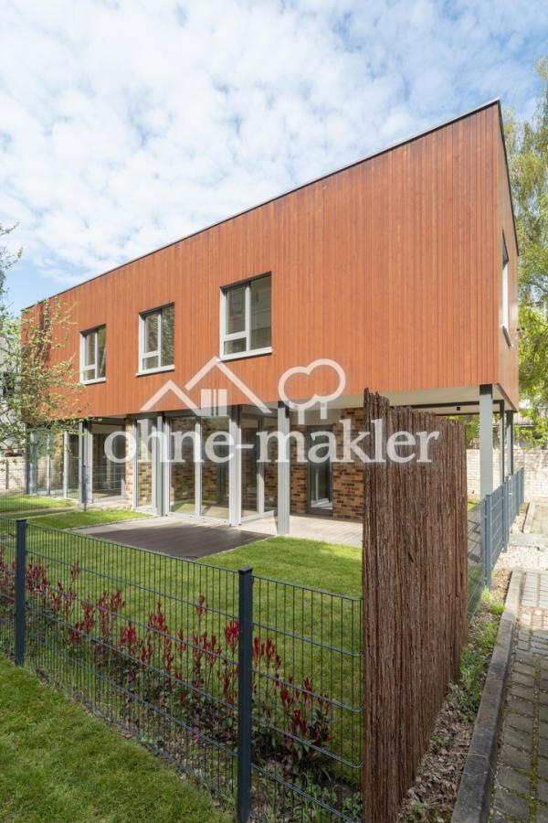 Hausansicht und Garten 