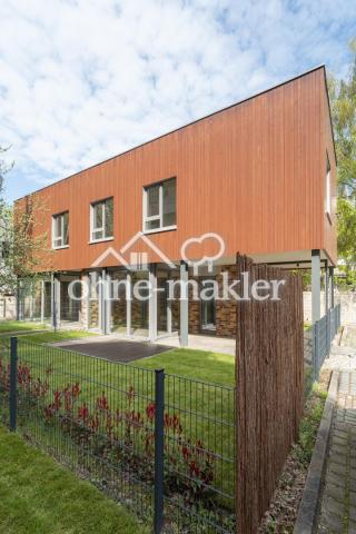 Hausansicht und Garten 