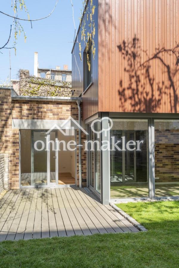 Hausansicht und Garten 