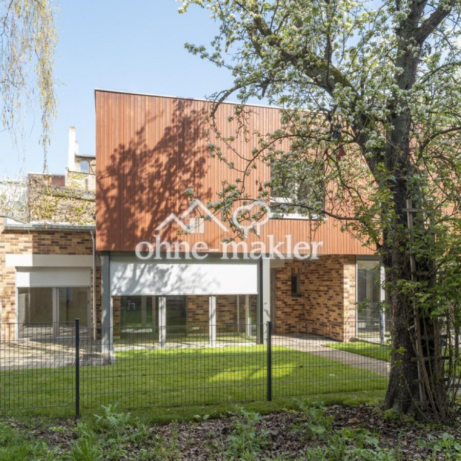 Hausansicht und Garten 