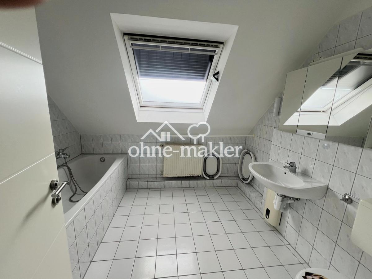 Bad mit Dusche und Wanne im DG