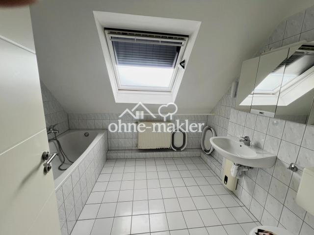 Bad mit Dusche und Wanne im DG