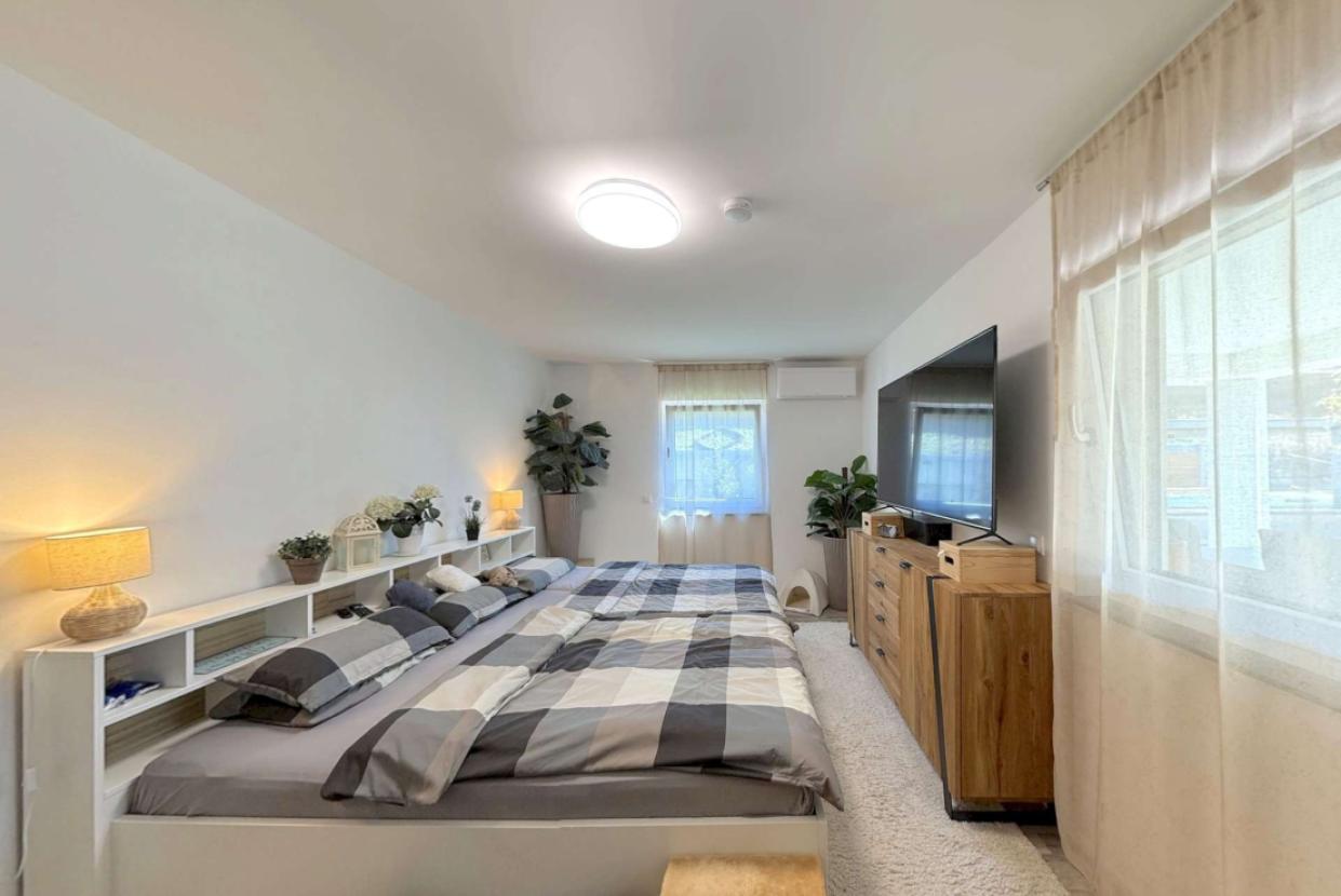 Schlafzimmer 1