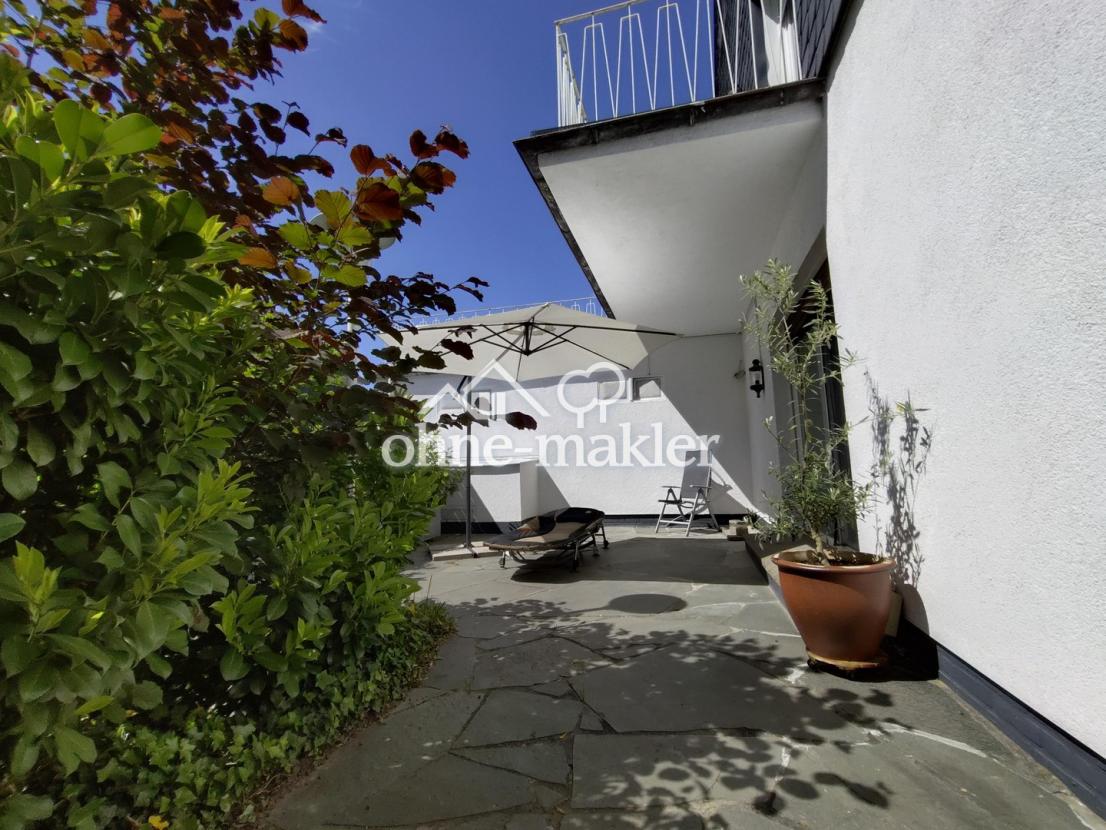 Terrasse neben dem Haus