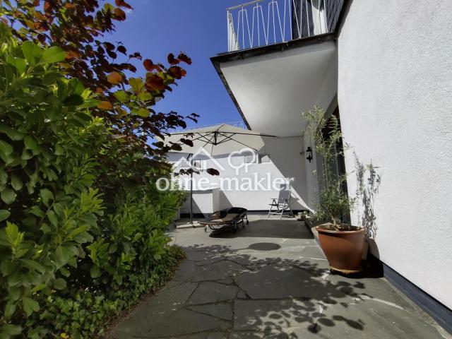 Terrasse neben dem Haus