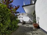 Terrasse neben dem Haus