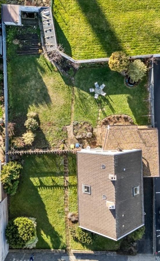 01-Haus und links Baugrundstück