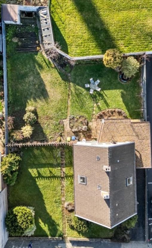 01-Haus und links Baugrundstück