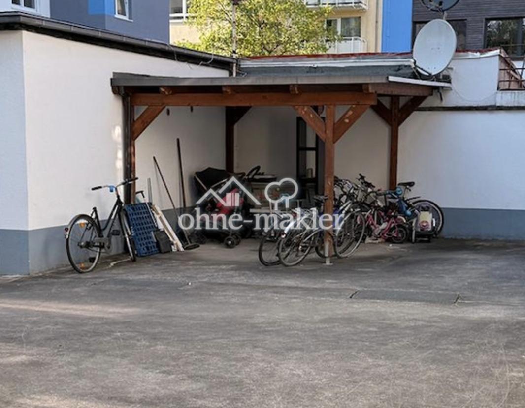 Hof mit Abstellplätzen
