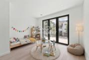 Kinderzimmer mit Balkon im OG