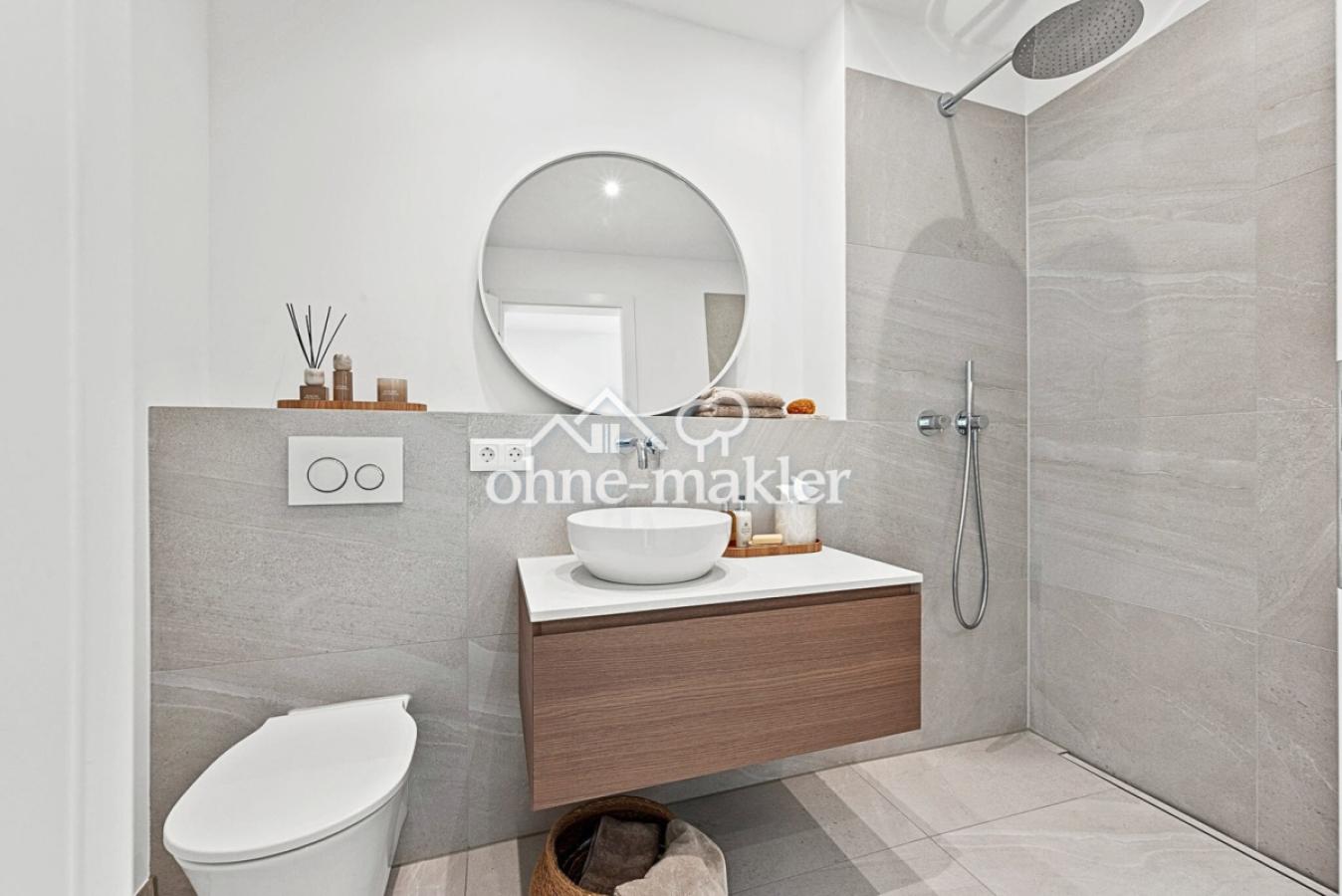Weiteres Bad mit Dusche im OG