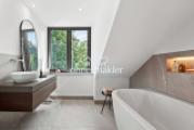 Stylische Badewanne im DG
