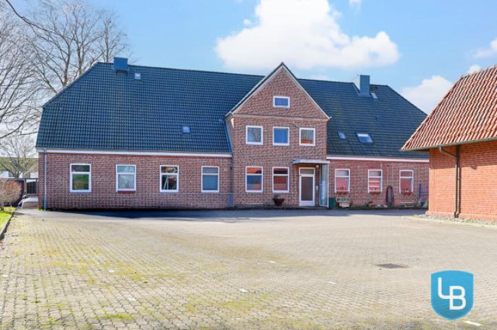 Innenhof mit Stellplätzen