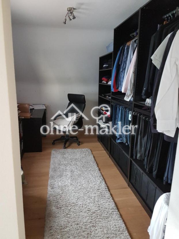 Ankleidezimmer im Schlafzimmer
