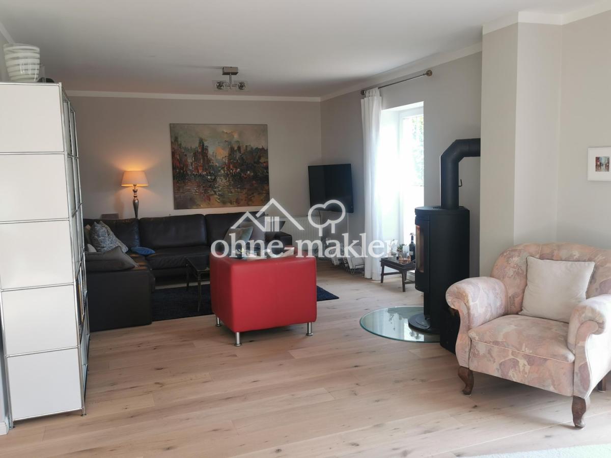 Wohnzimmer Couch und Sessel