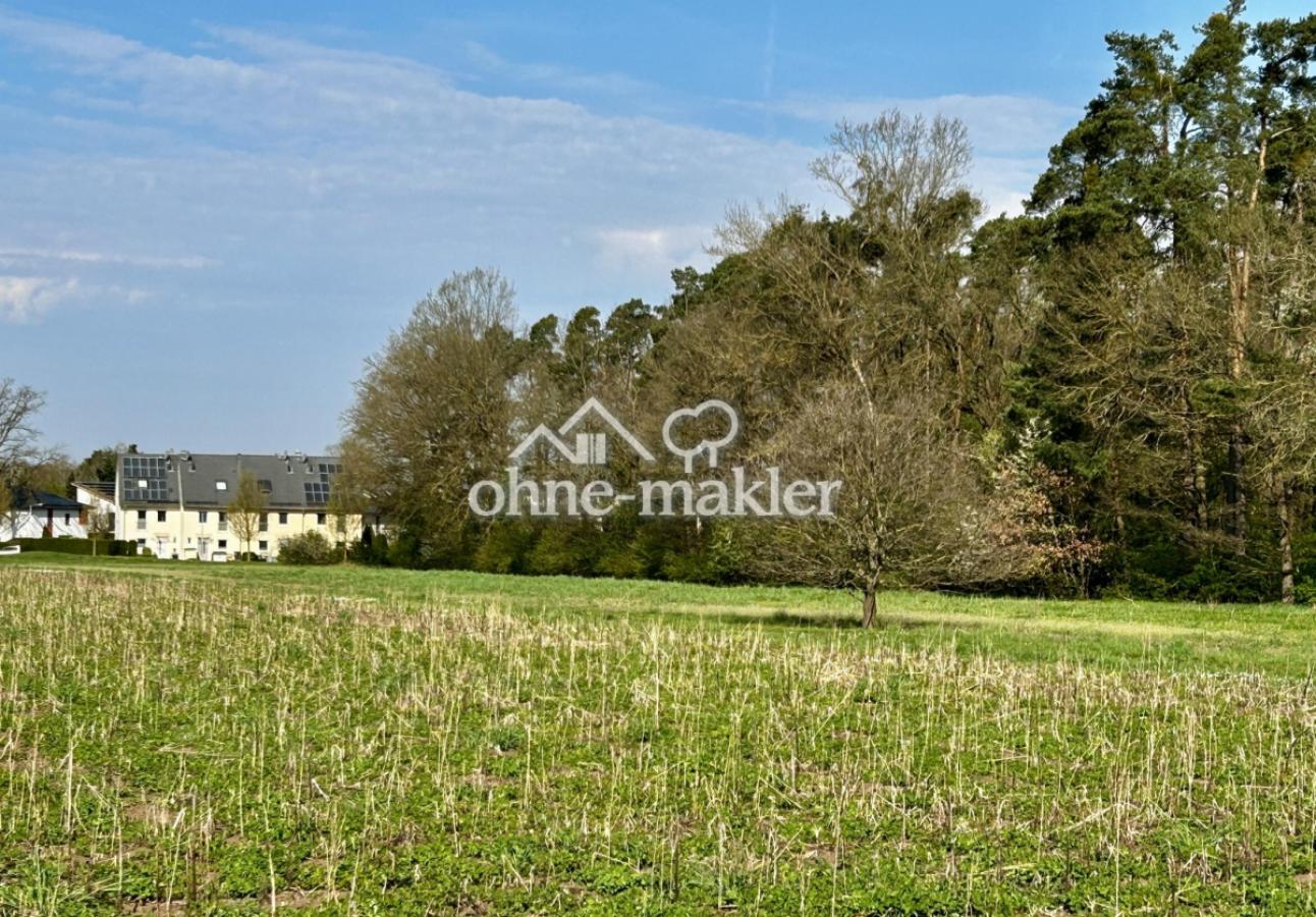 Blick auf Haus von Feld