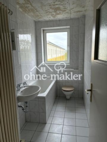 Helles Wannenbad mit Fenster